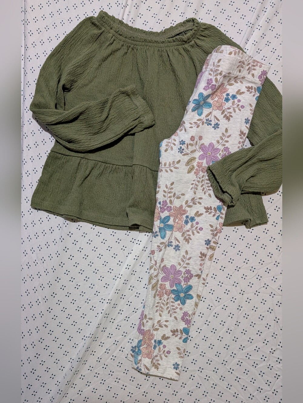 EUC Carters Sz 4T Outfit Long Sleeve & Leggings *A1